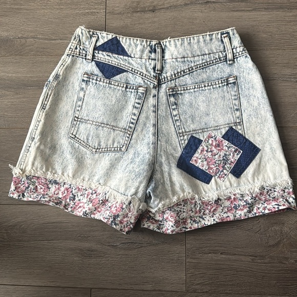 Vintage 1990’s mom high rise shorts with floral patchwork - Picture 8 of 9